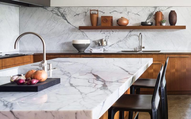 white and grey marble backsplash kitchen design