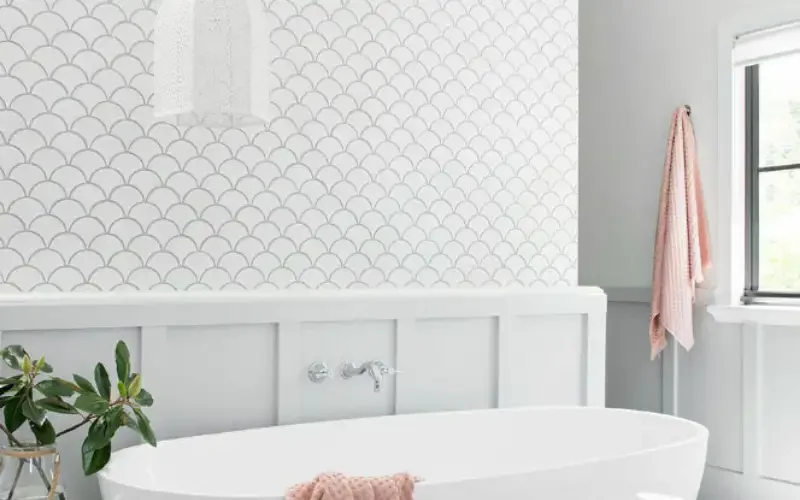 fish-scale mosaic bathroom desgn